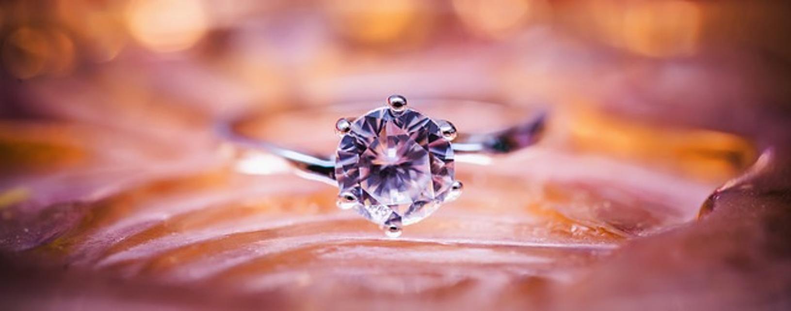 contre des boucles d'oreilles en diamant