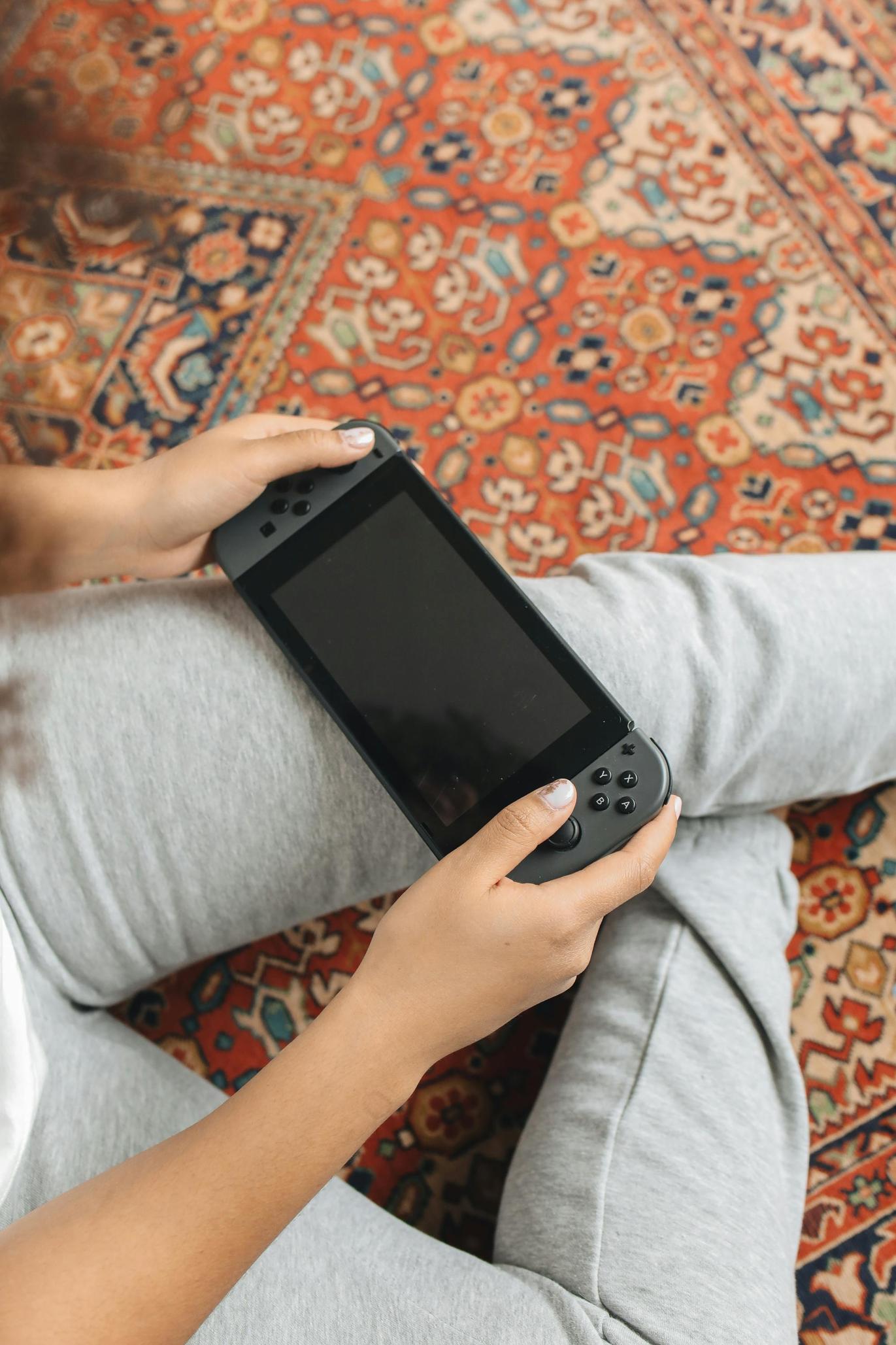 imágenes de una consola de juegos que puedes sostener